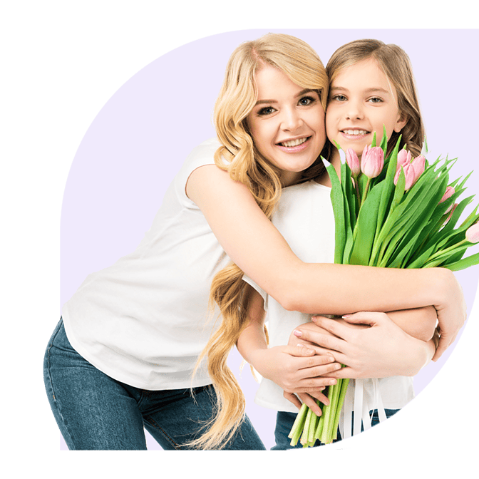 Moederdag boeket bezorgen, kind dat bloemen geeft aan moeder